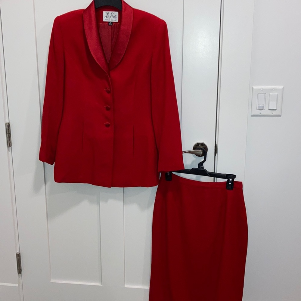Women’s red skirt suit. Le Suit.